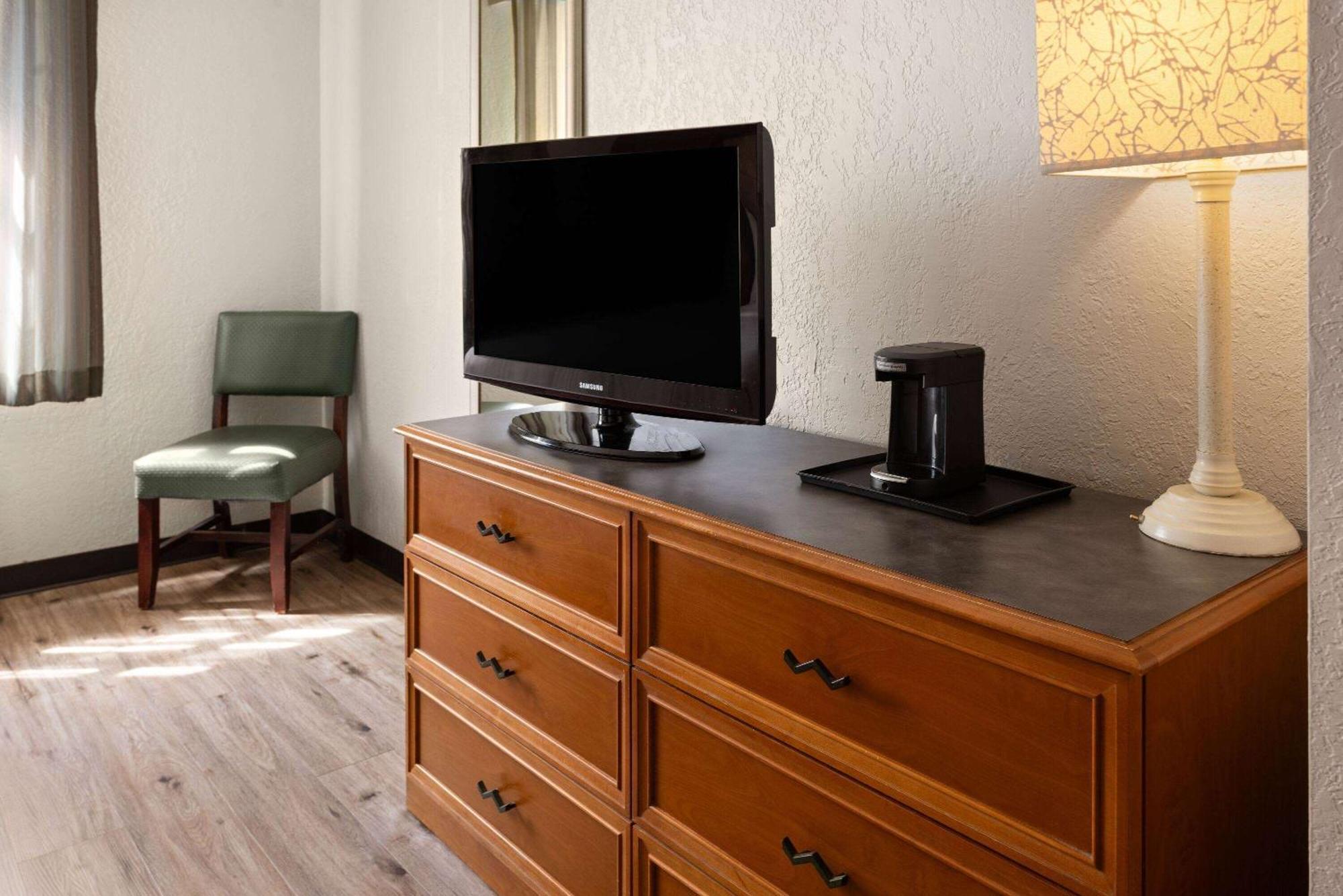 La Quinta Inn By Wyndham Pittsburgh Airport Moon Township Exterior foto
