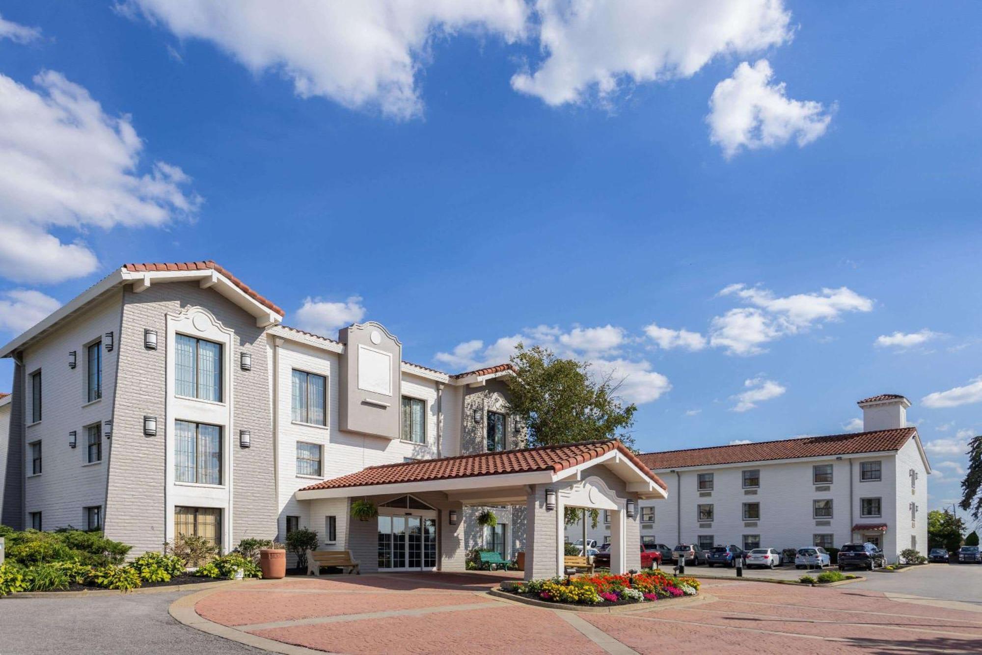 La Quinta Inn By Wyndham Pittsburgh Airport Moon Township Exterior foto