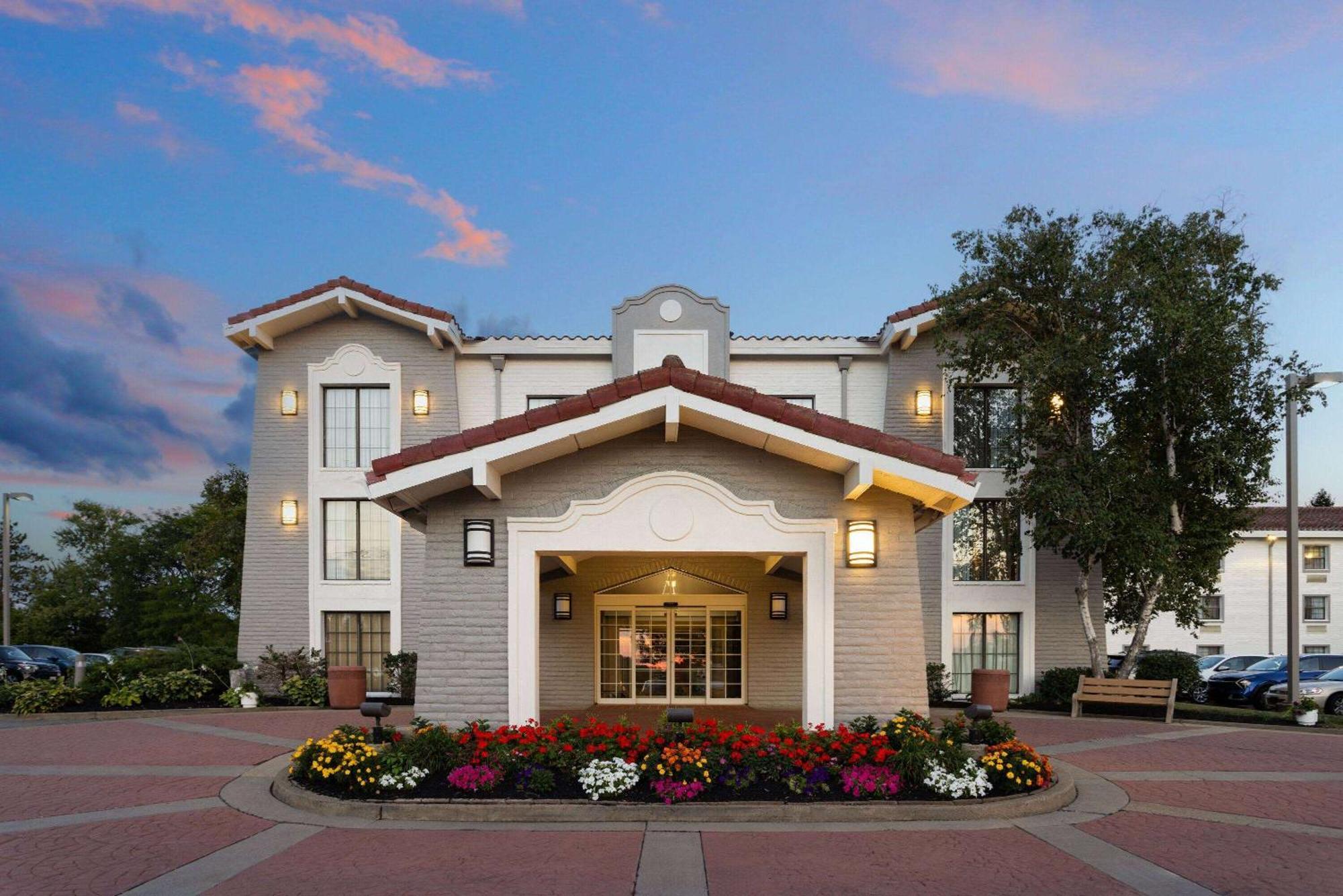 La Quinta Inn By Wyndham Pittsburgh Airport Moon Township Exterior foto