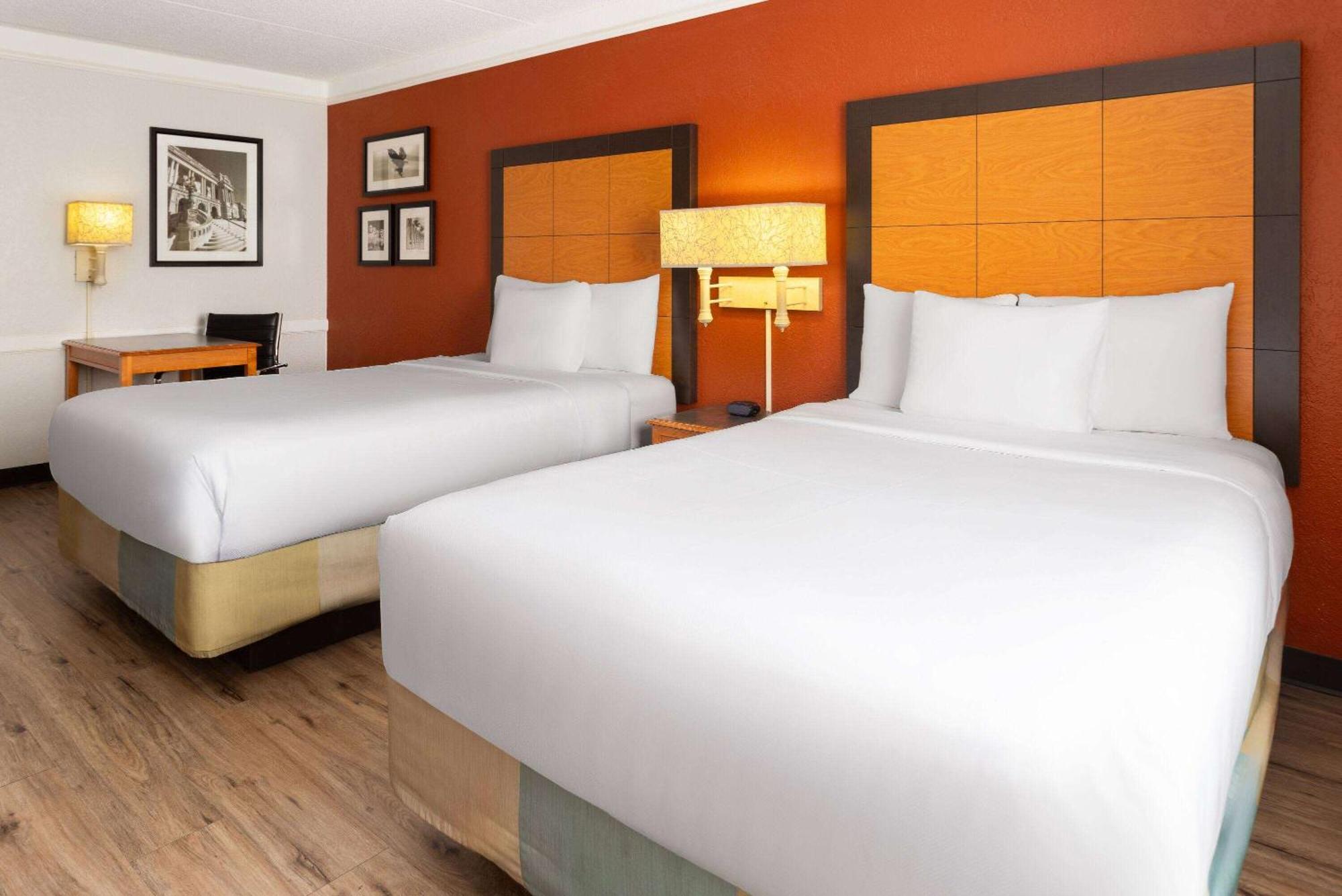 La Quinta Inn By Wyndham Pittsburgh Airport Moon Township Exterior foto