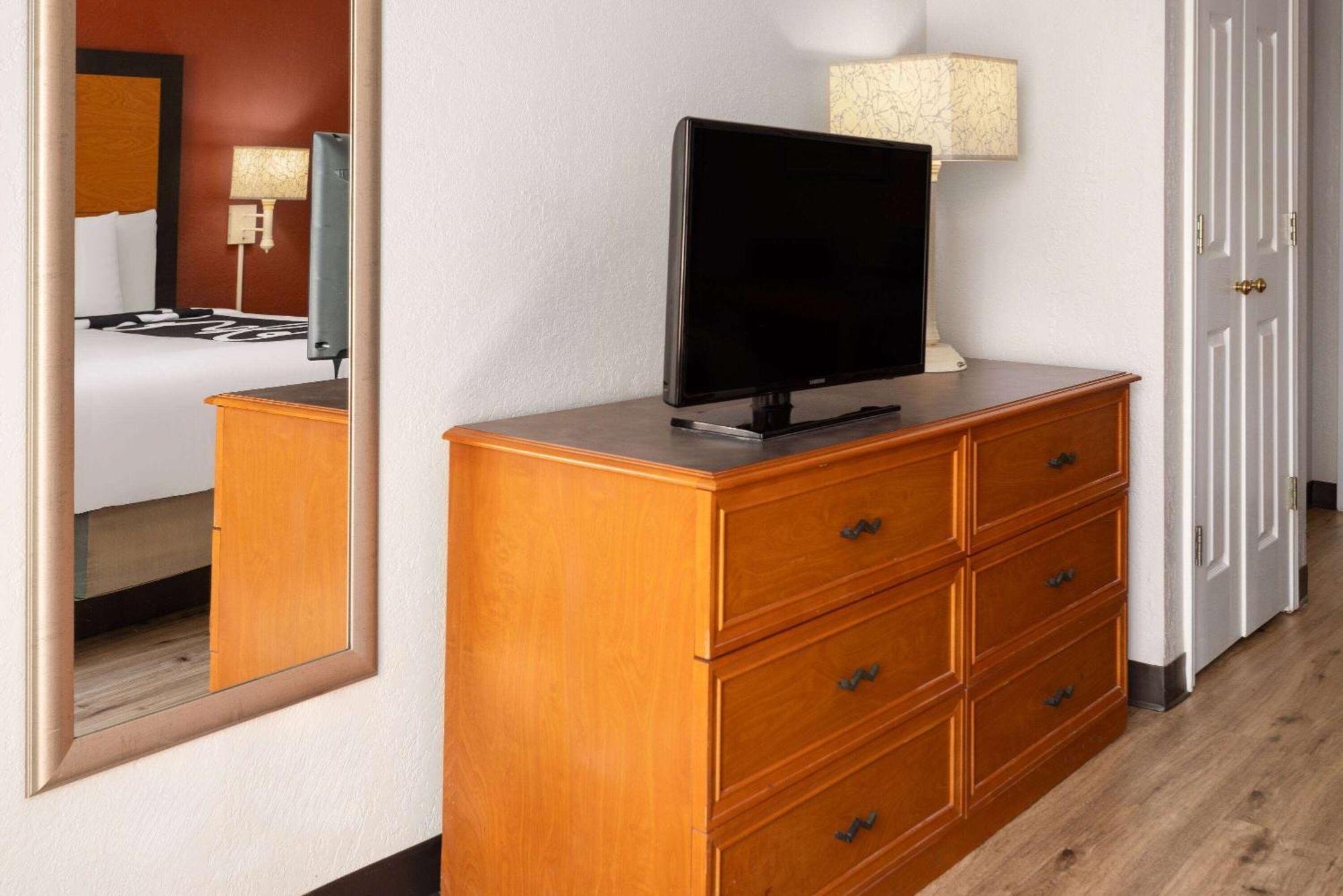 La Quinta Inn By Wyndham Pittsburgh Airport Moon Township Exterior foto